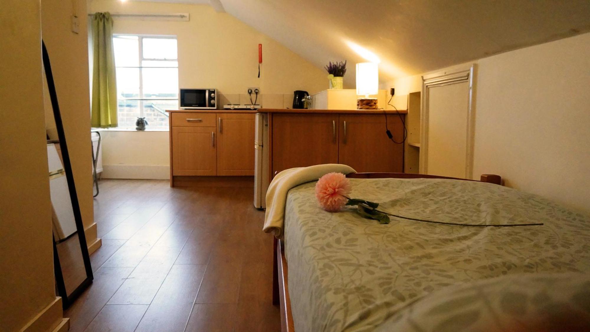 Chiswick Apartments, Center Area